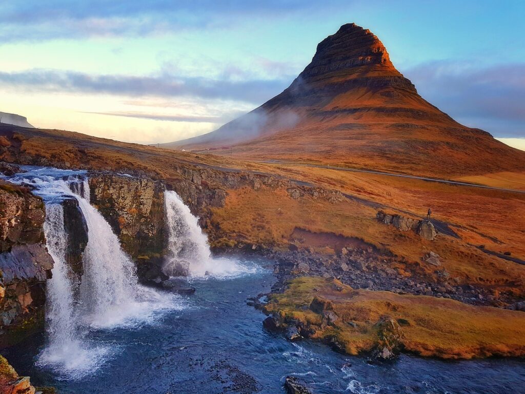 blue lagoon, lagoa azul, kirkjufell, game of thrones, guerra dos tronos, visitar a islandia, tours islandia, reykjavík, reiquiavique, capital da islandia, glaciar, laponia, finlandia, paises nordicos, husky, dog sled, caes, treno, laponia, finlandia, paises nordicos aurora boreal boreais